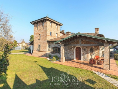 Residenza in elegante stile rustico in vendita a breve distanza dai laghi d'Iseo e di Garda