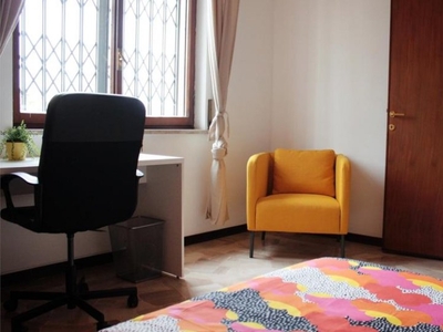 Stanza in affitto in appartamento con 6 camere da letto a Gioia, Milano