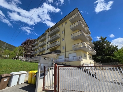 Trilocale in Via Alfonso la Marmora, L'Aquila, 1 bagno, con box, 75 m²