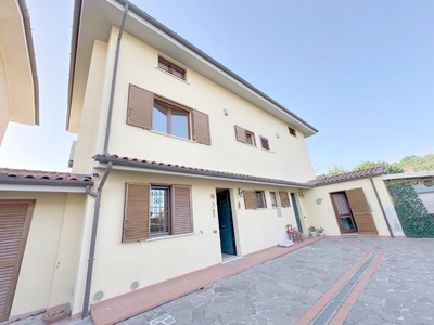 Villa a schiera a Pescia, 7 locali, 2 bagni, posto auto, 143 m²