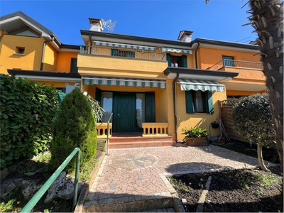 Villa a schiera a Selvazzano Dentro, 6 locali, 3 bagni, garage, 150 m²
