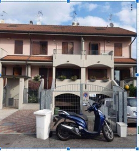 Villa a schiera in Via E. Bianchi, Segrate, 3 locali, 2 bagni, con box