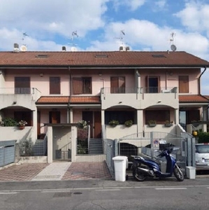 Villa a schiera in Via Edoardo Bianchi, Segrate, 5 locali, 2 bagni