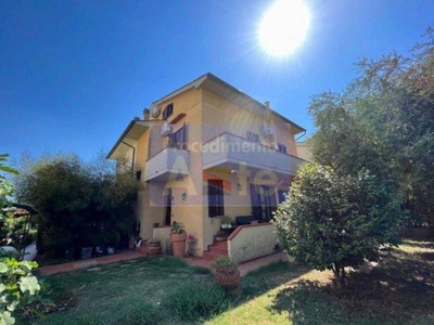 Villa a schiera in Via Tommaso Alva Edison, Prato, 6 locali, 2 bagni