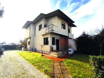 Villa Bifamiliare con giardino, Pietrasanta focette