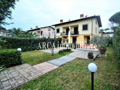 Villa Bifamiliare con giardino, Pietrasanta tonfano