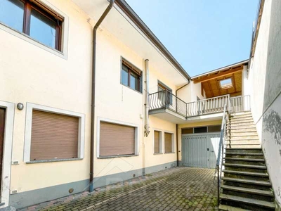 Villa Bifamiliare in Vendita a Omegna - 155000 Euro
