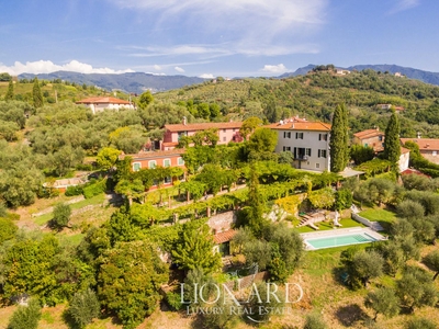 Villa di lusso con piscina in vendita a Lucca