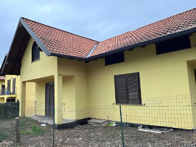 Villa in Vendita ad Cadrezzate con Osmate - 72000 Euro