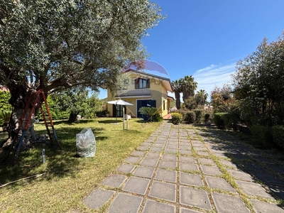 Villa in Via Alcide de Gasperi, Pedara, 8 locali, 3 bagni, con box
