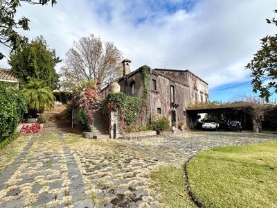 Villa singola in Via giuseppe garibaldi, Viagrande, 10 locali, 3 bagni