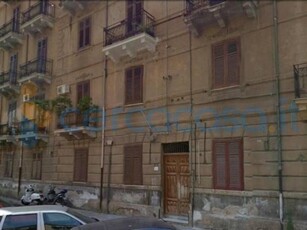 Appartamento da ristrutturare, in vendita in Via Paolo Emiliani Giudici, Palermo