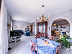 Appartamento in Affitto a Napoli, zona Camaldoli, 1'000€, 120 m², con Box