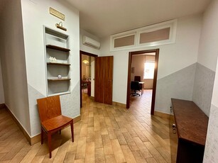 Appartamento in Vendita a Napoli, zona Mercato/Pendino, 350'000€, 120 m²