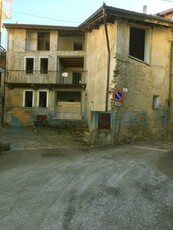 Casa semi indipendente da ristrutturare, in vendita in Piazza Giuseppe Garibaldi, Cocquio-trevisago