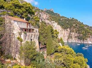 Immobile di prestigio in vendita a strapiombo sul mare con accesso diretto alla scogliera