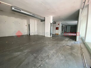 Negozio in Affitto a Livorno, 2'000€, 200 m²