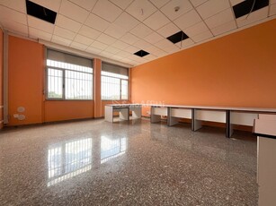 Ufficio in Affitto a Catanzaro, zona Catanzaro Sud, 1'350€, 280 m²