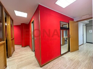 Ufficio in Vendita a La Spezia, zona Periferia Est, 280'000€, 144 m², con Box
