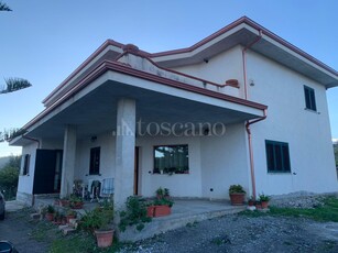 Villa a Catanzaro in VIA DEI TULIPANI, Siano