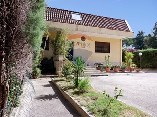 Villa in Vendita a Caserta, zona Caserta Ferrarecce, 570'000€, 350 m²