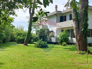 Villa in Vendita a Massa, zona Ronchi, 825'000€, 240 m²