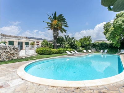 Casa a Rosolini con terrazza, idromassaggio e piscina