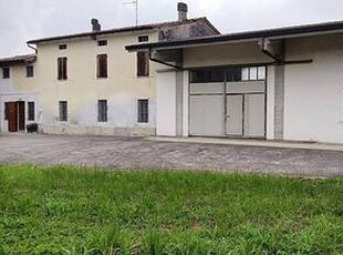 AMPIA CASCINA RISTRUTTURATA CON TERRENO E MAGAZZIN