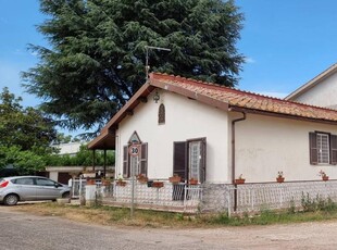 Casa indipendente in vendita a Pomezia