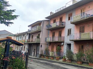 Quadrilocale in Via Lavina in zona Lavinaio a Aci Sant'Antonio