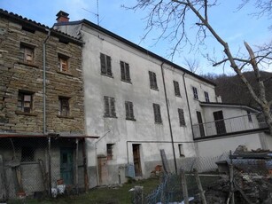 Rustico casale da ristrutturare in zona Montereggio a Farini