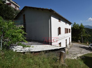 Rustico / casale di 400 mq a Ascoli Piceno