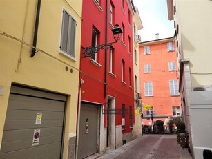 Trilocale in Borgo Sant'Antonio 8 in zona Centro Storico a Parma
