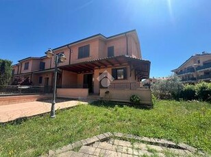 VILLA A SCHIERA A VEROLI