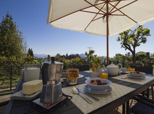 Villa con vista sul lago, parcheggio e terrazza vicino al Lago Maggiore