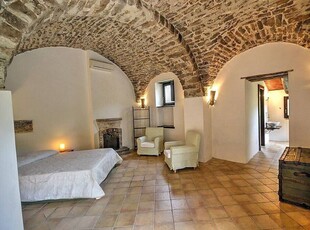 Villa dei Faggi: Un caratteristico e accogliente appartamento che è parte di un antico casale su due piani circondato dal verde.