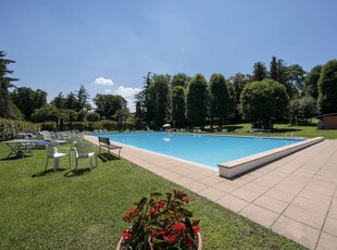 Villa di lusso con piscina e vista sul lago