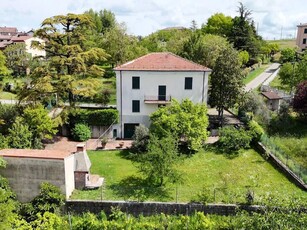 Villa in vendita a Carezzano