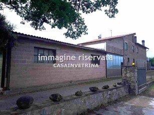 Villa in Via Casa Mazzi in zona Poggi del Sasso a Cinigiano