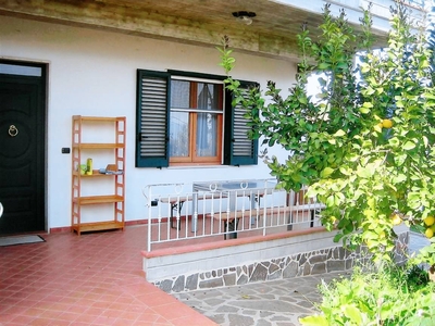 Appartamento a Notaresco con terrazza, piscina e giardino