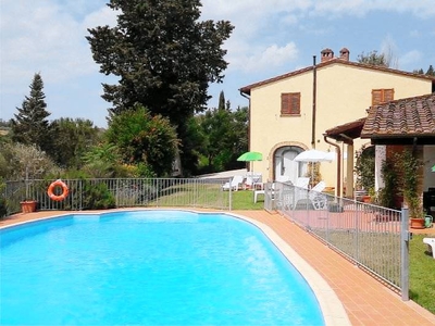 Incantevole casa a Gambassi Terme con barbecue e piscina