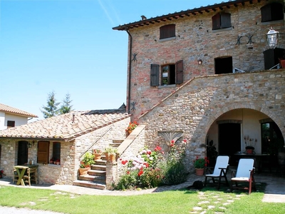 Spaziosa casa a Montone con terrazza, giardino e piscina