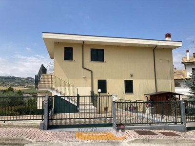 villa indipendente in vendita a Pineto
