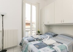 Camere in affitto in luminoso appartamento con 2 camere da letto a Precotto