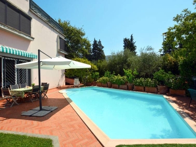 Casa a Prato con terrazza, barbecue e piscina