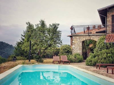 Casa a Zavattarello con piscina e barbecue