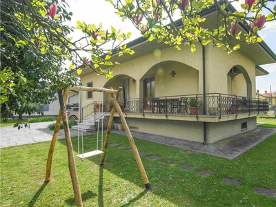Casa a Capanne-Prato-Cinquale con terrazza coperta