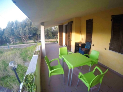 Appartamento con 3 stanze con vista sulla città e balcone attrezzato a Suaredda-traversa - a 3 km dalla spiaggia