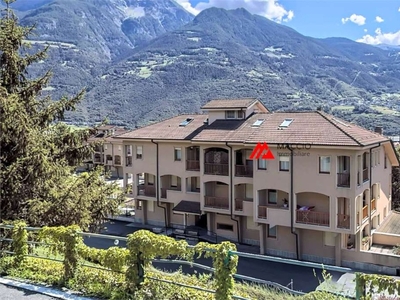 Appartamento in Via des Seigneurs de Quart 45, Aosta, 7 locali, 134 m²