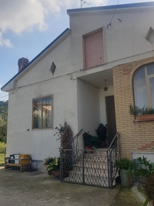 Casa indipendente a Bucchianico, 5 locali, 1 bagno, 120 m² in vendita